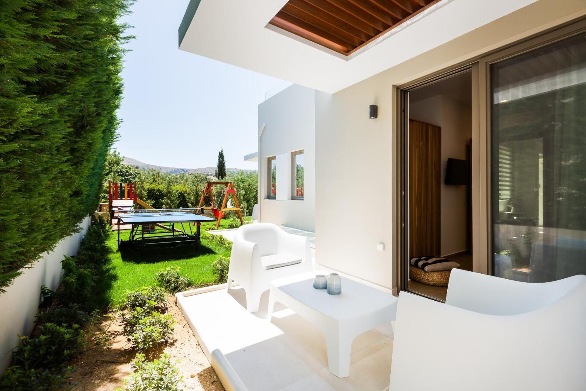 Vasilios Villa, With Pool, Gym & Close To Beach, By Thinkvilla Loutra  Екстер'єр фото